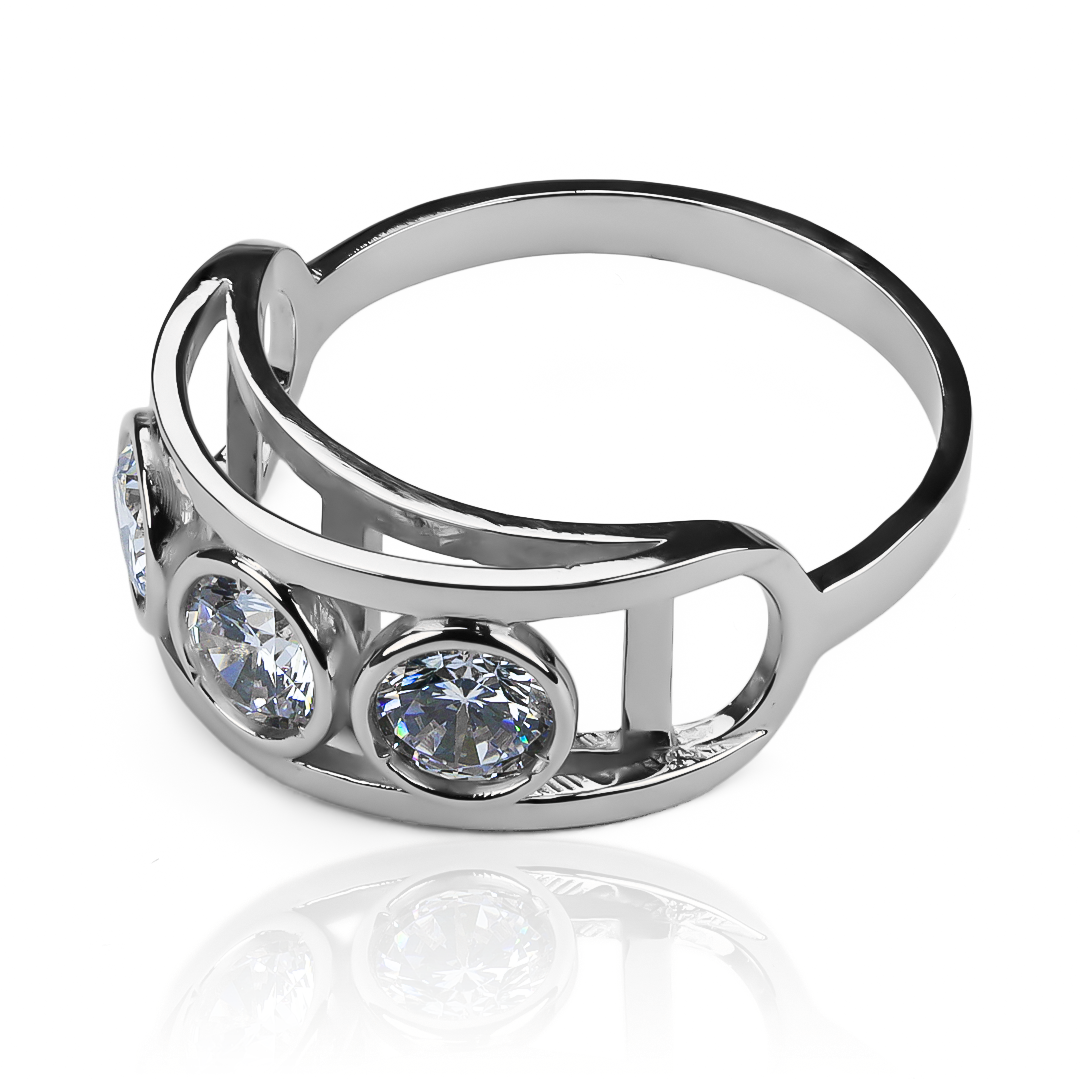 Anillo Brooklyn Bridge JC. Elaborado con oro 18k por la Joyería Caracas, este anillo es una pieza de arte que representa la fuerza y la belleza del icónico puente. Con una garantía de por vida.