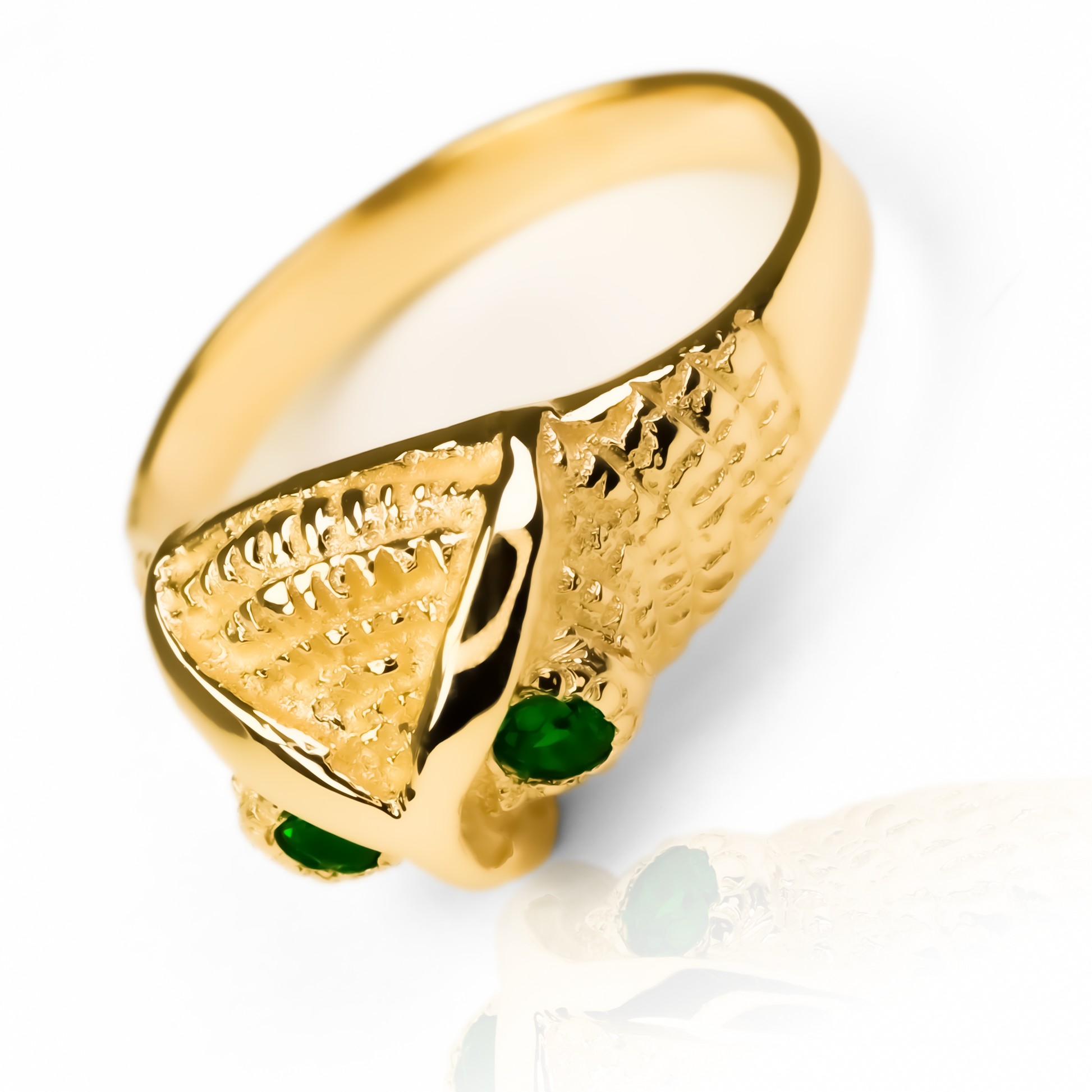 Nuestra Joyería Caracas. El Anillo buho s está elaborado en oro 18k, asegurando calidad y durabilidad para toda la vida, con nuestra garantía.