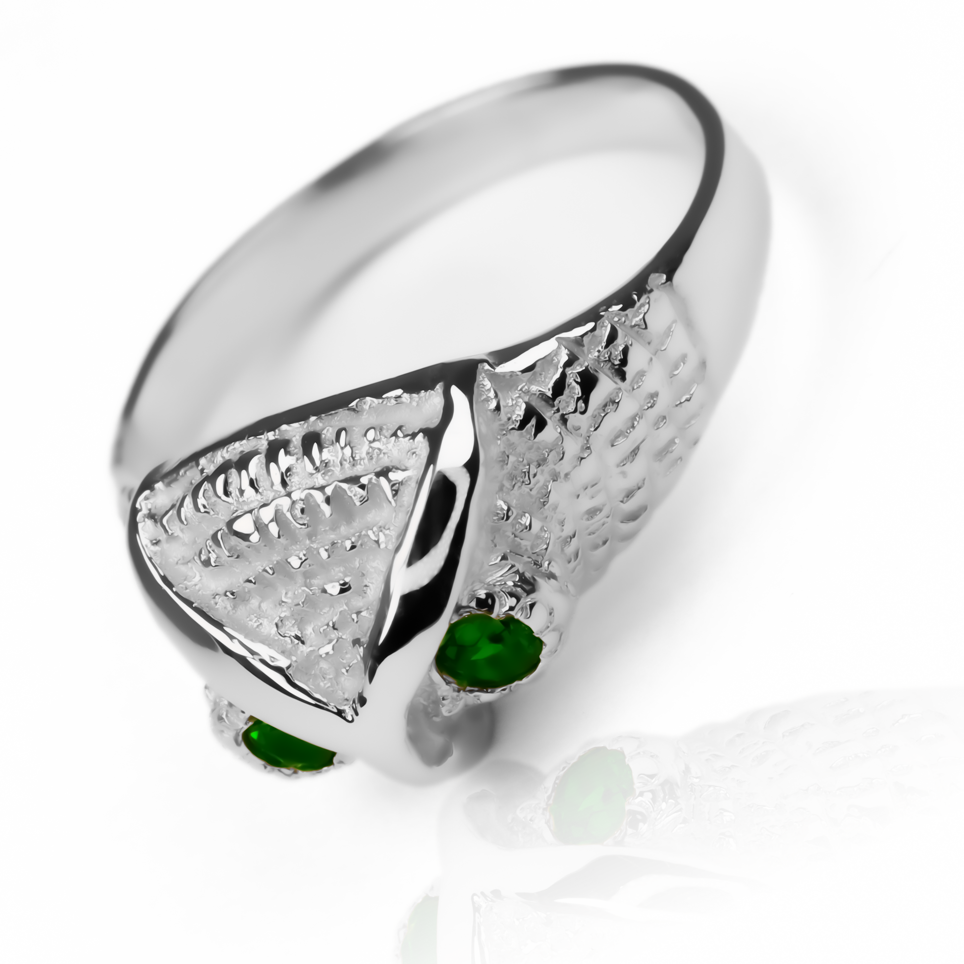 Nuestra Joyería Caracas. El Anillo buho s está elaborado en oro 18k, asegurando calidad y durabilidad para toda la vida, con nuestra garantía.