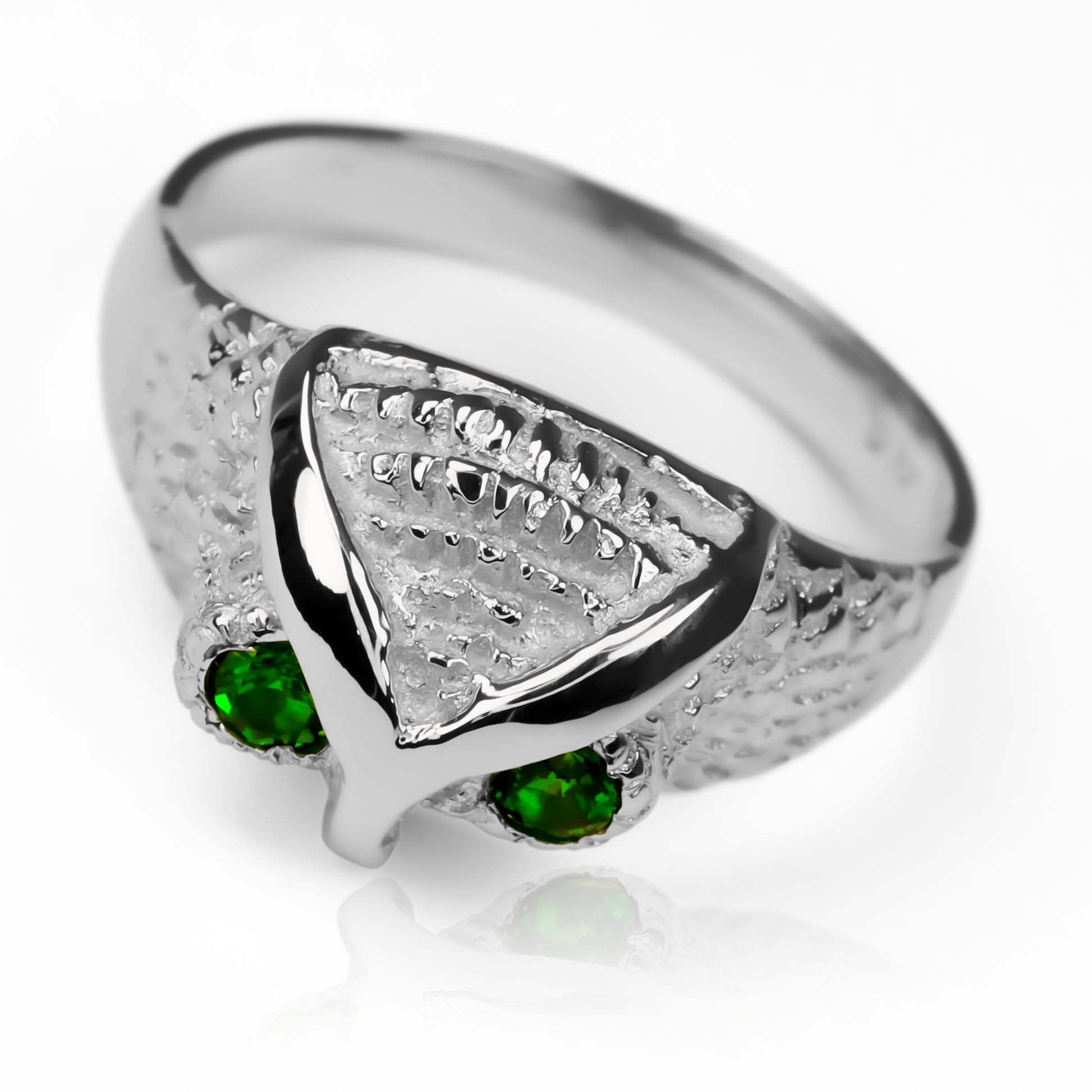 Nuestra Joyería Caracas. El Anillo buho s está elaborado en oro 18k, asegurando calidad y durabilidad para toda la vida, con nuestra garantía.