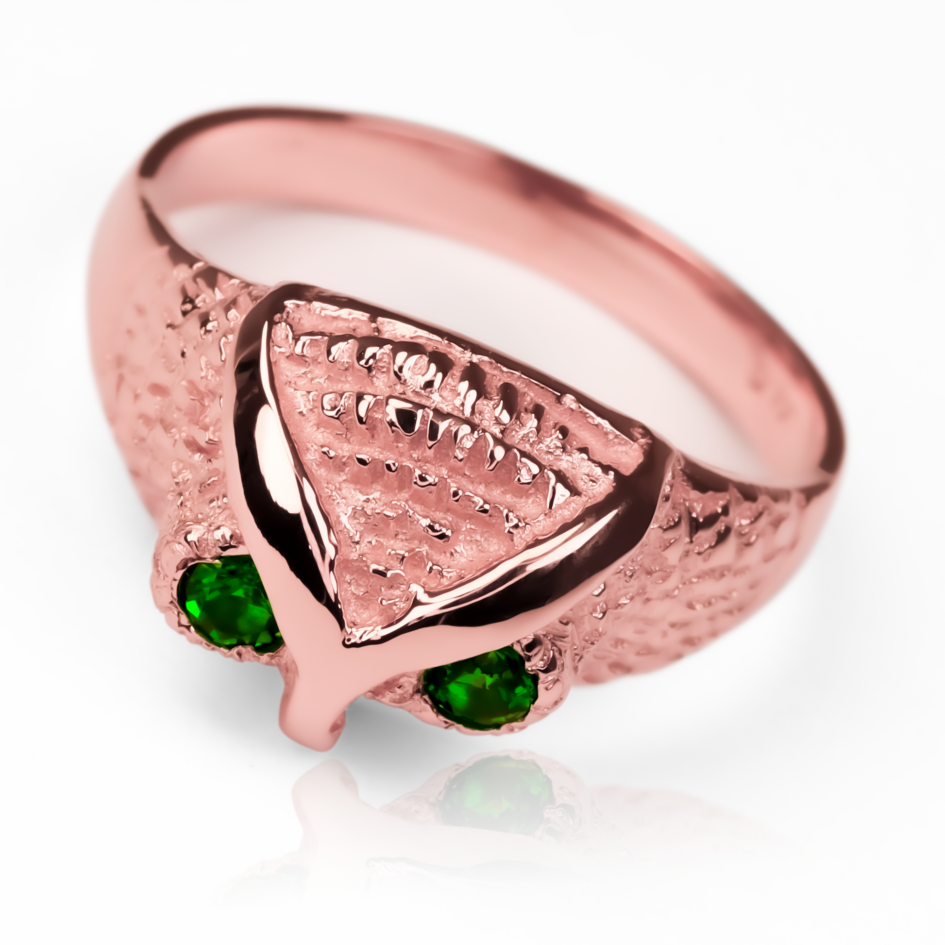 Nuestra Joyería Caracas. El Anillo buho s está elaborado en oro 18k, asegurando calidad y durabilidad para toda la vida, con nuestra garantía.