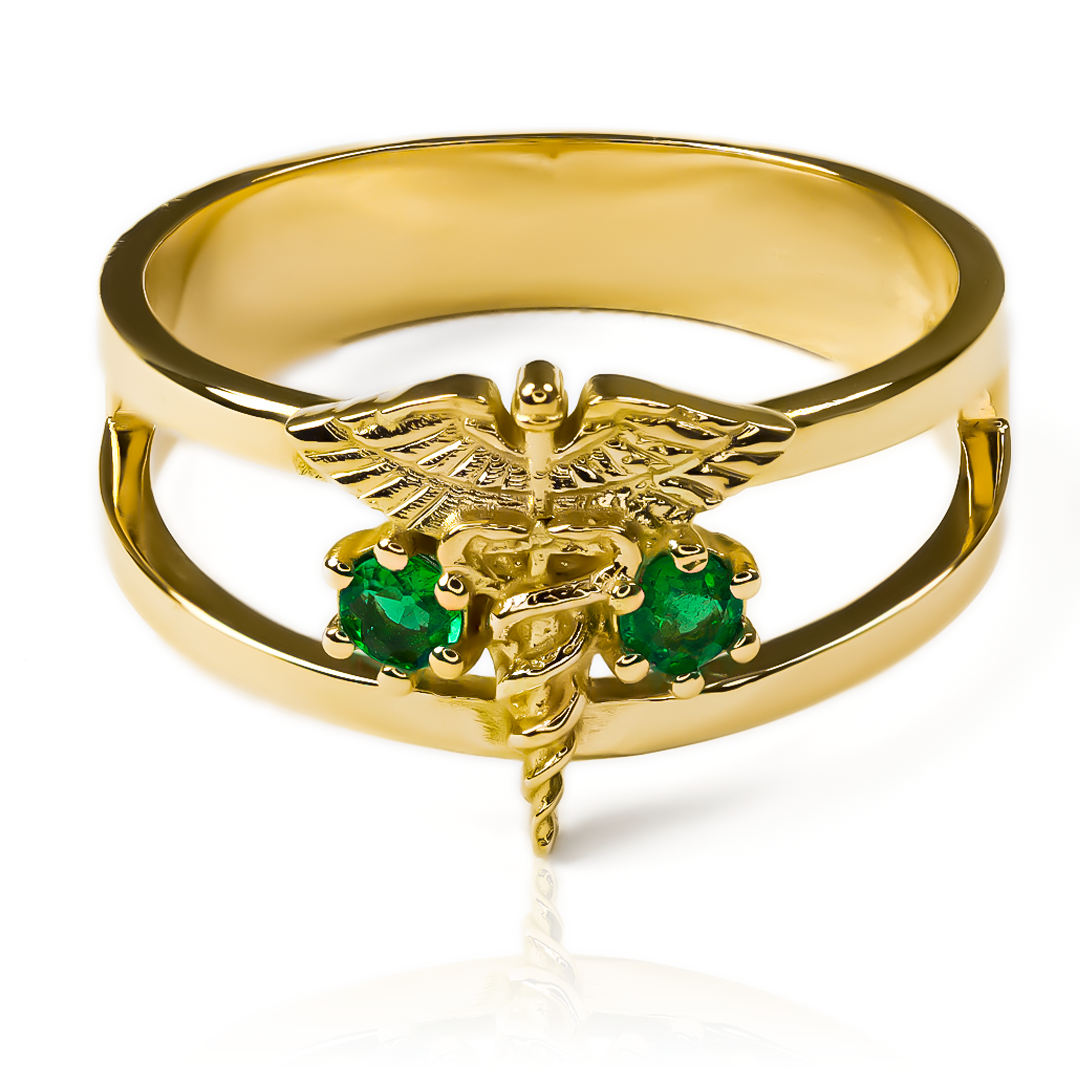  Anillo Caduceo de Joyería Caracas, hecho de oro 18K para garantizar su durabilidad. Este exclusivo anillo simboliza protección y prosperidad, con una garantía de por vida para asegurar tu inversión. 