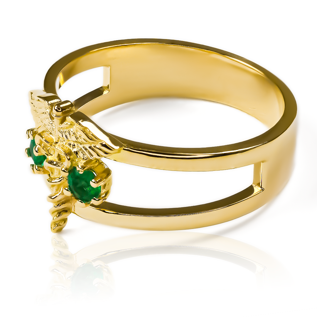  Anillo Caduceo de Joyería Caracas, hecho de oro 18K para garantizar su durabilidad. Este exclusivo anillo simboliza protección y prosperidad, con una garantía de por vida para asegurar tu inversión. 
