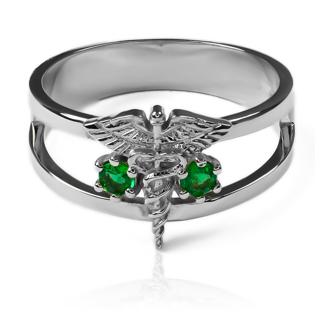  Anillo Caduceo de Joyería Caracas, hecho de oro 18K para garantizar su durabilidad. Este exclusivo anillo simboliza protección y prosperidad, con una garantía de por vida para asegurar tu inversión. 