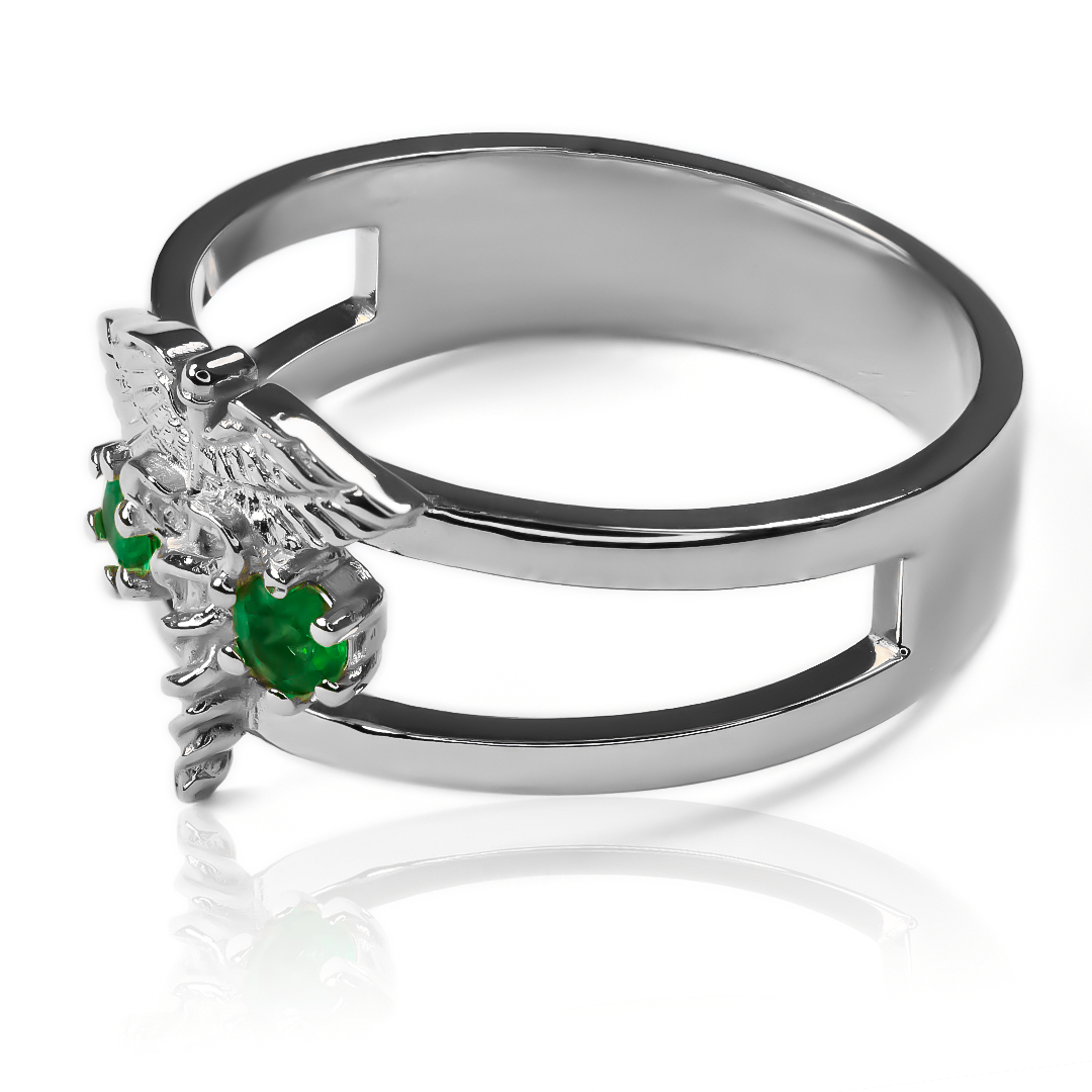  Anillo Caduceo de Joyería Caracas, hecho de oro 18K para garantizar su durabilidad. Este exclusivo anillo simboliza protección y prosperidad, con una garantía de por vida para asegurar tu inversión. 