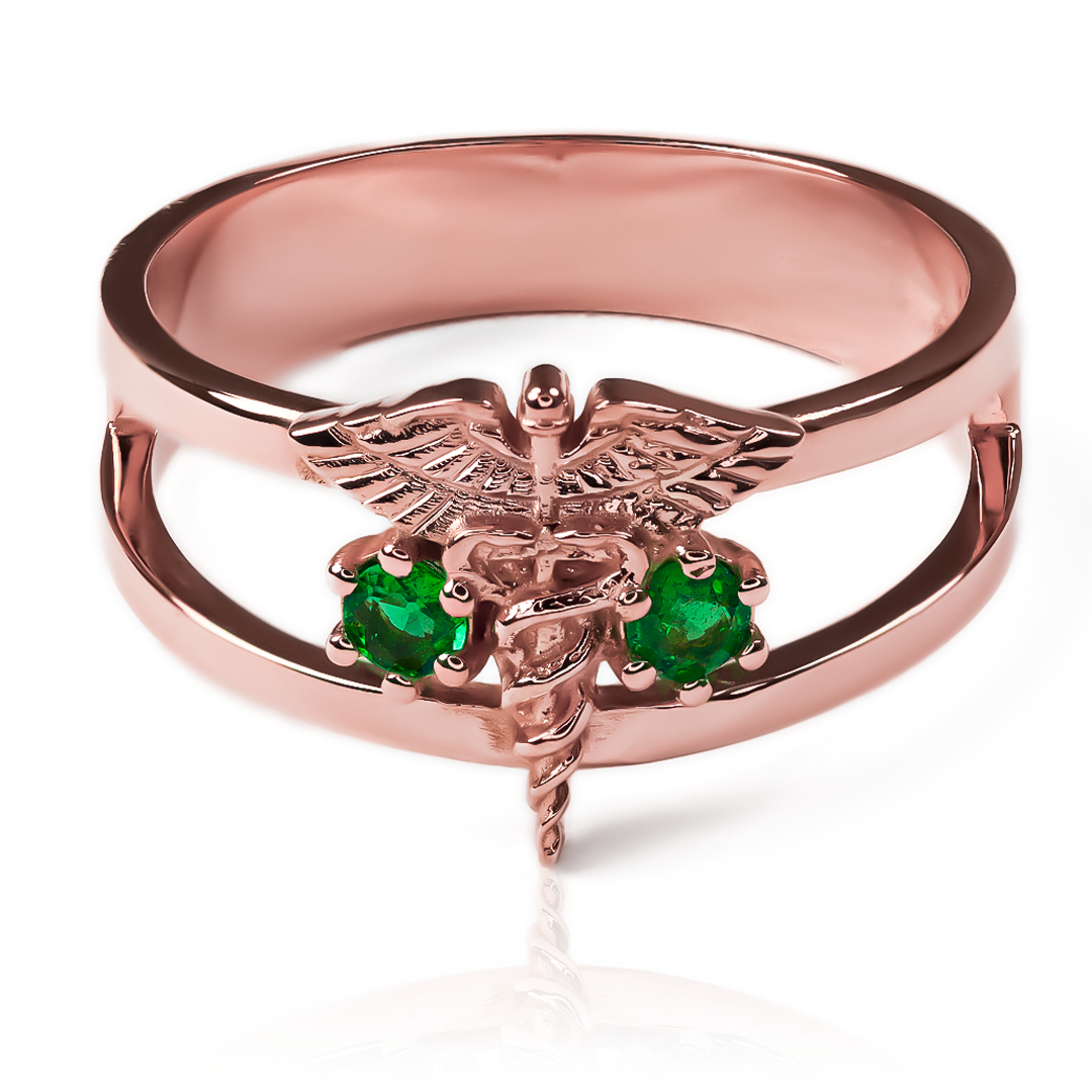  Anillo Caduceo de Joyería Caracas, hecho de oro 18K para garantizar su durabilidad. Este exclusivo anillo simboliza protección y prosperidad, con una garantía de por vida para asegurar tu inversión. 