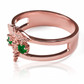  Anillo Caduceo de Joyería Caracas, hecho de oro 18K para garantizar su durabilidad. Este exclusivo anillo simboliza protección y prosperidad, con una garantía de por vida para asegurar tu inversión. 