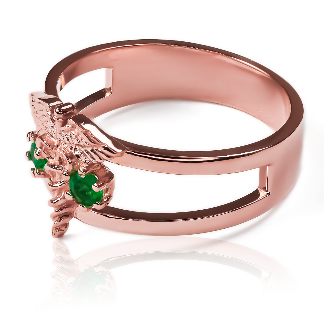  Anillo Caduceo de Joyería Caracas, hecho de oro 18K para garantizar su durabilidad. Este exclusivo anillo simboliza protección y prosperidad, con una garantía de por vida para asegurar tu inversión. 