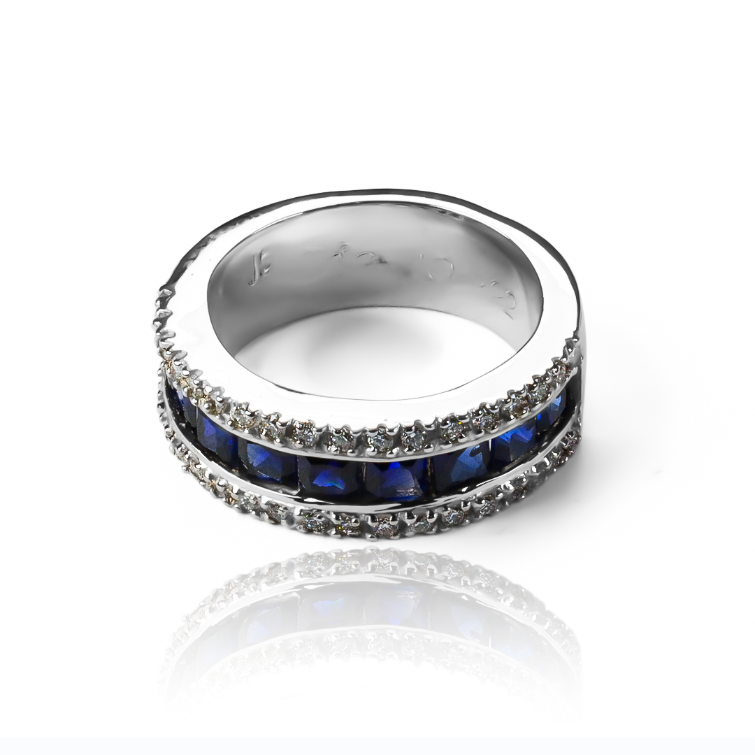 Anillo carre princess. Hecho a mano en Joyería Caracas, con oro 18k, este anillo es una verdadera obra de arte. Con garantía para toda la vida.