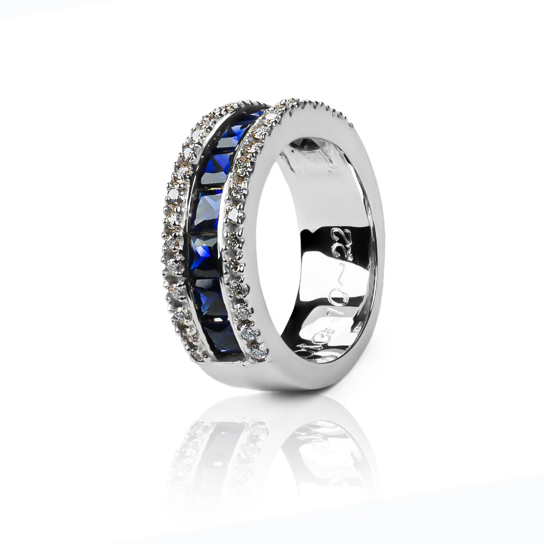 Anillo carre princess. Hecho a mano en Joyería Caracas, con oro 18k, este anillo es una verdadera obra de arte. Con garantía para toda la vida.