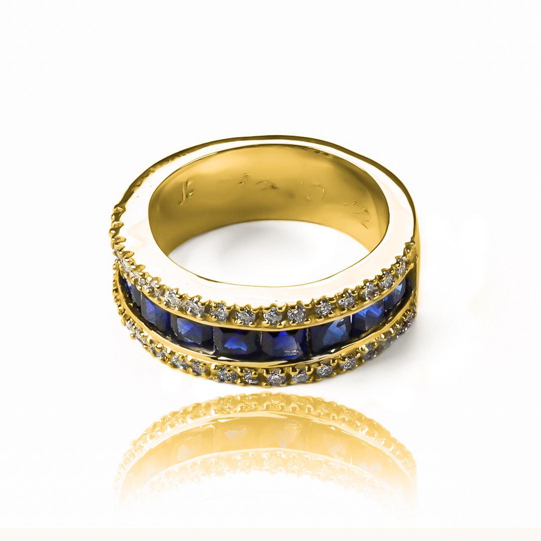 Anillo carre princess. Hecho a mano en Joyería Caracas, con oro 18k, este anillo es una verdadera obra de arte. Con garantía para toda la vida.