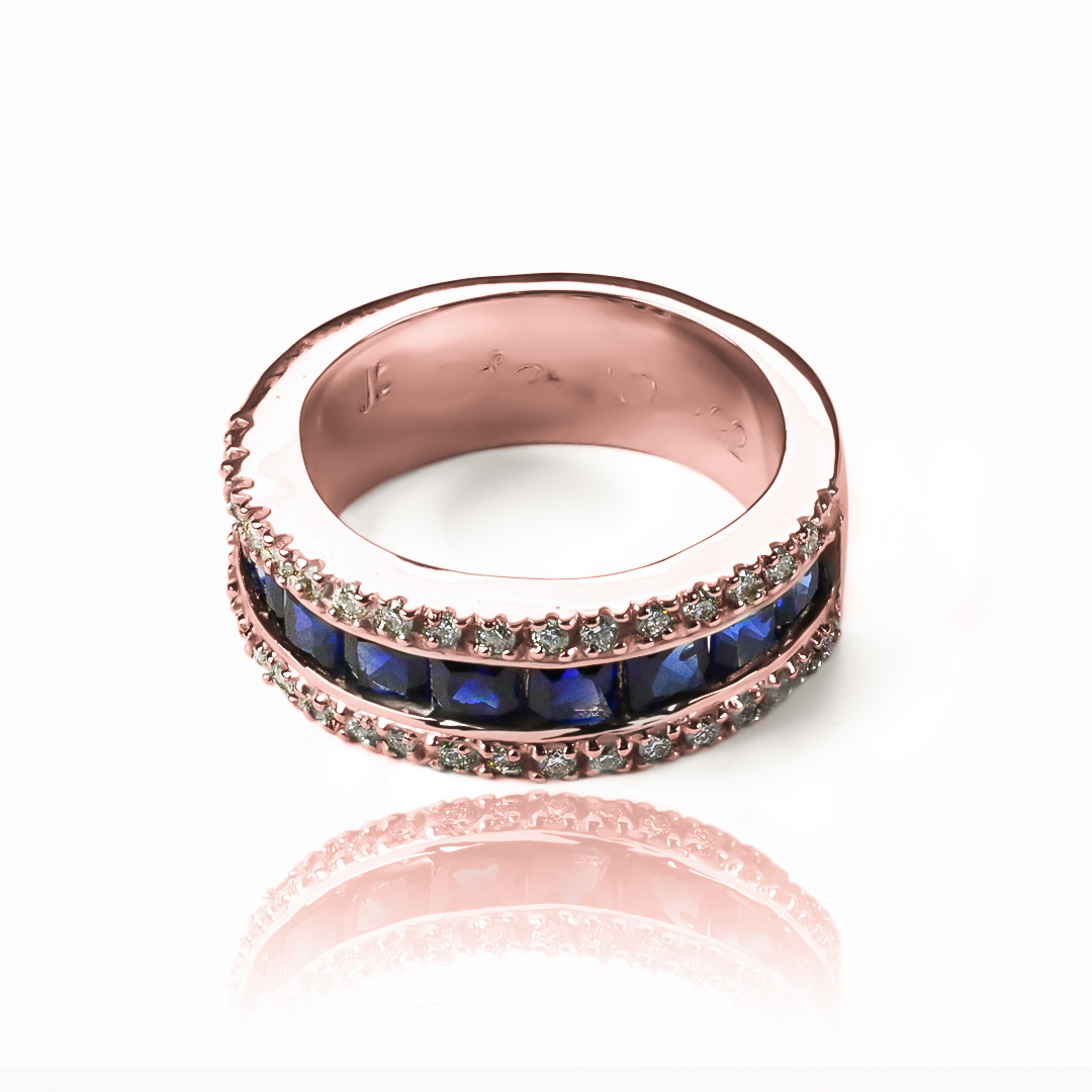 Anillo carre princess. Hecho a mano en Joyería Caracas, con oro 18k, este anillo es una verdadera obra de arte. Con garantía para toda la vida.