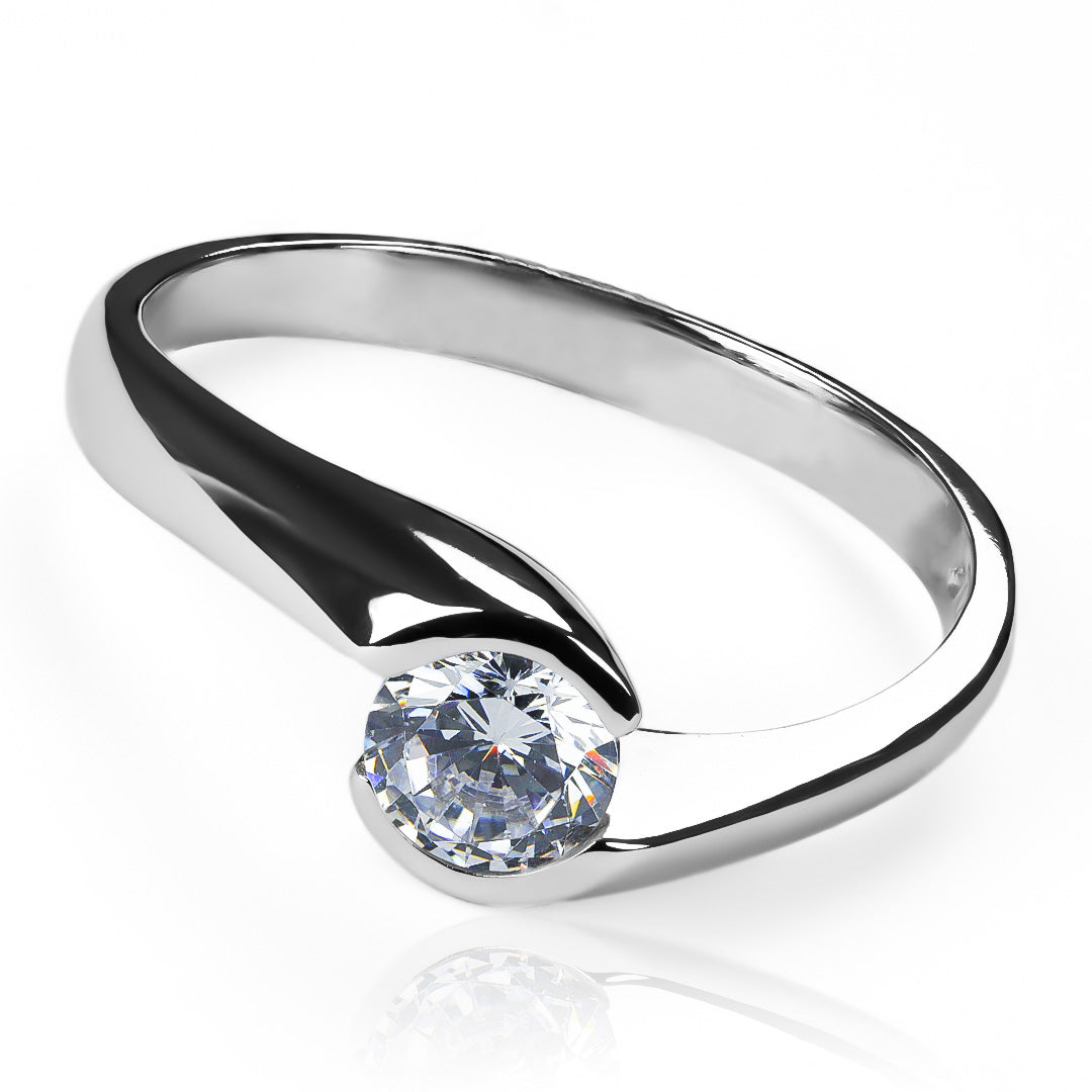 Anillo de compromiso cheffS de Joyería Caracas, elaborada en oro de 18k y acompañada de un certificado de calidad y garantía para toda la vida.