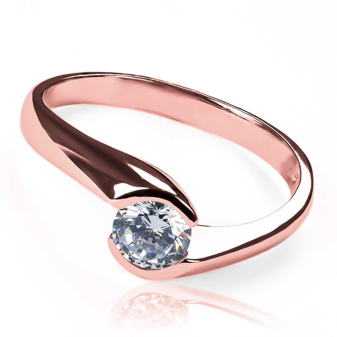 Anillo de compromiso cheffS de Joyería Caracas, elaborada en oro de 18k y acompañada de un certificado de calidad y garantía para toda la vida.