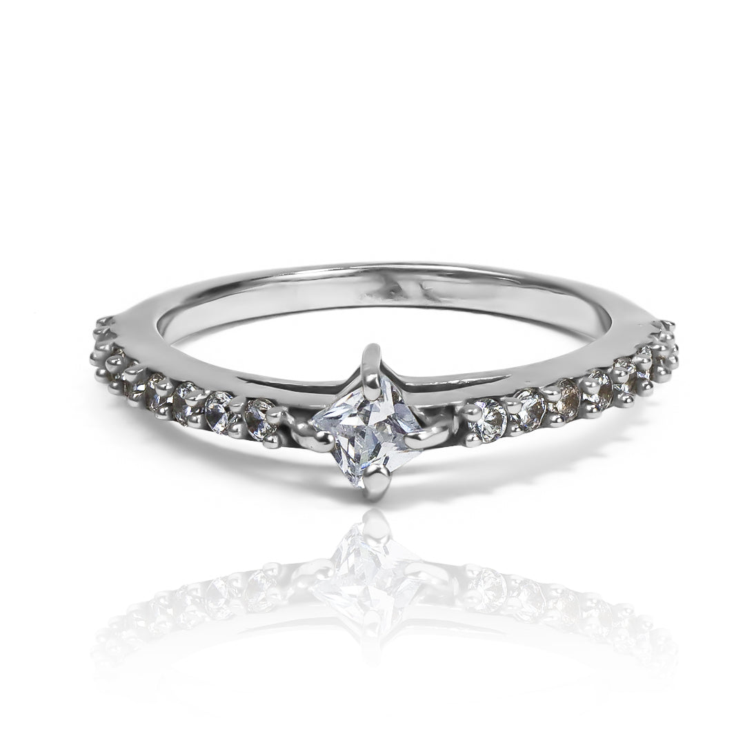 Anillo de compromiso class selection. Hecho con oro 18k y certificado de calidad, este joya de Joyería Caracas es una promesa de por vida. 