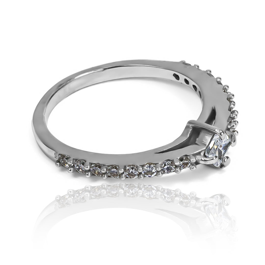 Anillo de compromiso class selection. Hecho con oro 18k y certificado de calidad, este joya de Joyería Caracas es una promesa de por vida. 