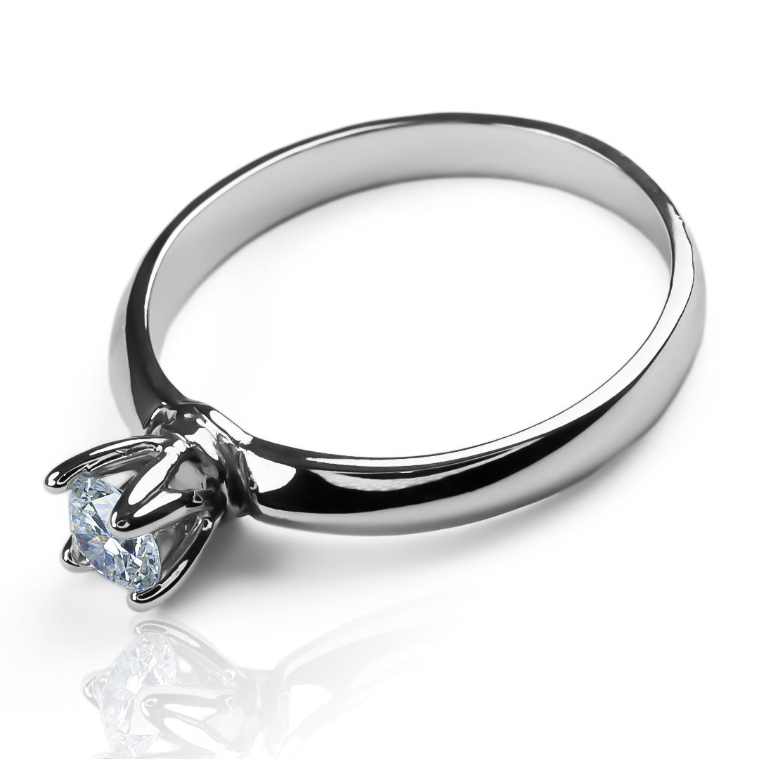 Anillo de compromiso Classic Caracas M. Hecho con oro 18k viene con certificado de calidad y garantía de por vida en Joyería Caracas.