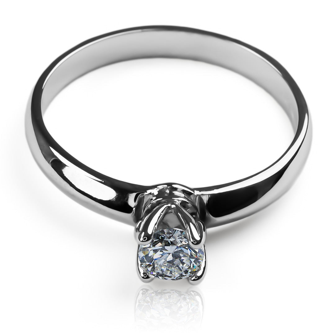 Anillo de compromiso Classic Caracas M. Hecho con oro 18k viene con certificado de calidad y garantía de por vida en Joyería Caracas.