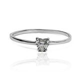 Anillo de compromiso Classic Heart es una joya exclusiva de Joyería Caracas, con un elegante diseño en oro de 18k. Este anillo viene acompañado de un certificado de calidad y garantía de por vida.