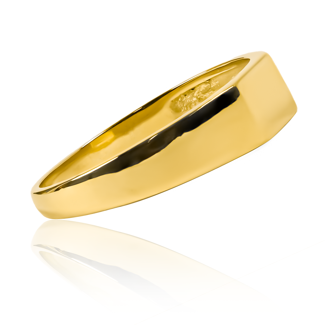 Anillo classic ring man, parte de nuestra colección Joyería Caracas. Con su exquisito detalle en oro 18k, este anillo es la perfecta combinación de sofisticación y calidad garantizada de por vida.