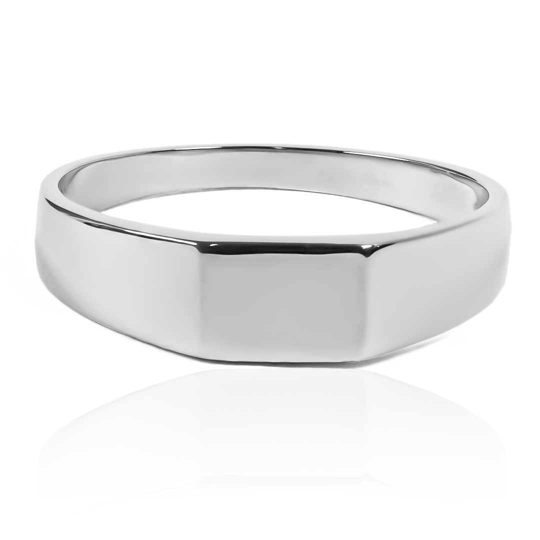 Anillo classic ring man, parte de nuestra colección Joyería Caracas. Con su exquisito detalle en oro 18k, este anillo es la perfecta combinación de sofisticación y calidad garantizada de por vida.