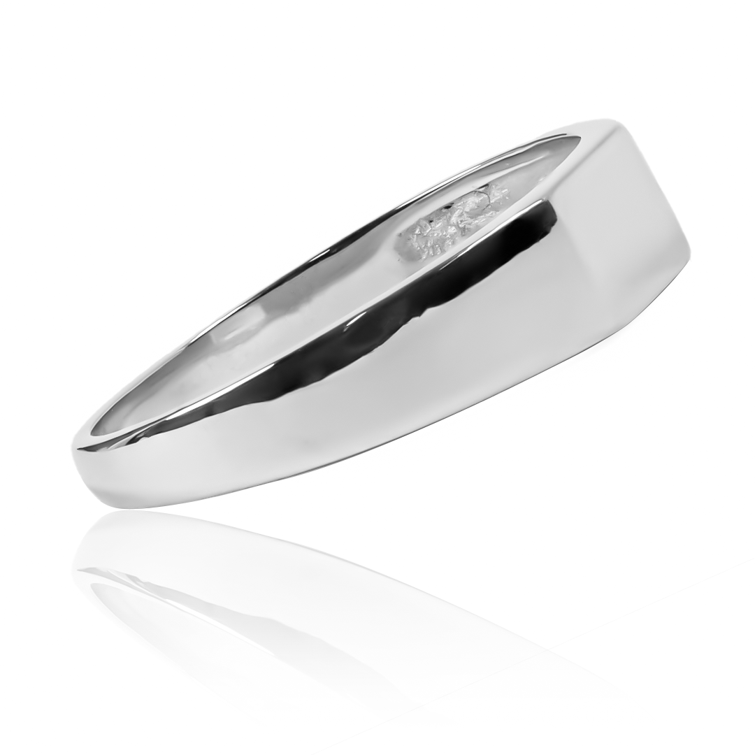 Anillo classic ring man, parte de nuestra colección Joyería Caracas. Con su exquisito detalle en oro 18k, este anillo es la perfecta combinación de sofisticación y calidad garantizada de por vida.