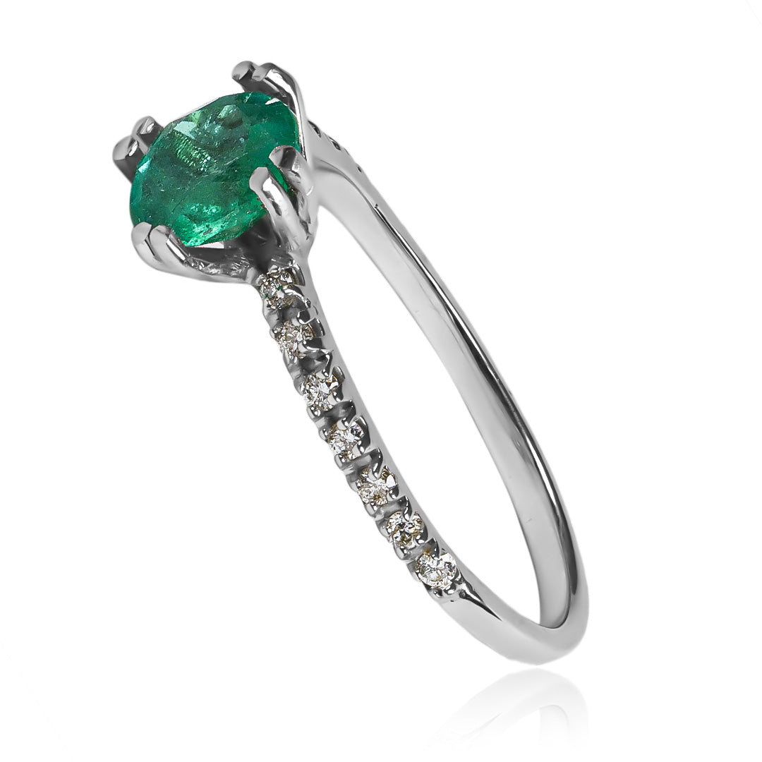 Anillo de compromiso Claw es una verdadera joya de la Joyería Caracas. Está hecho de oro 18k y cuenta con un certificado de calidad que garantiza su belleza y durabilidad de por vida.