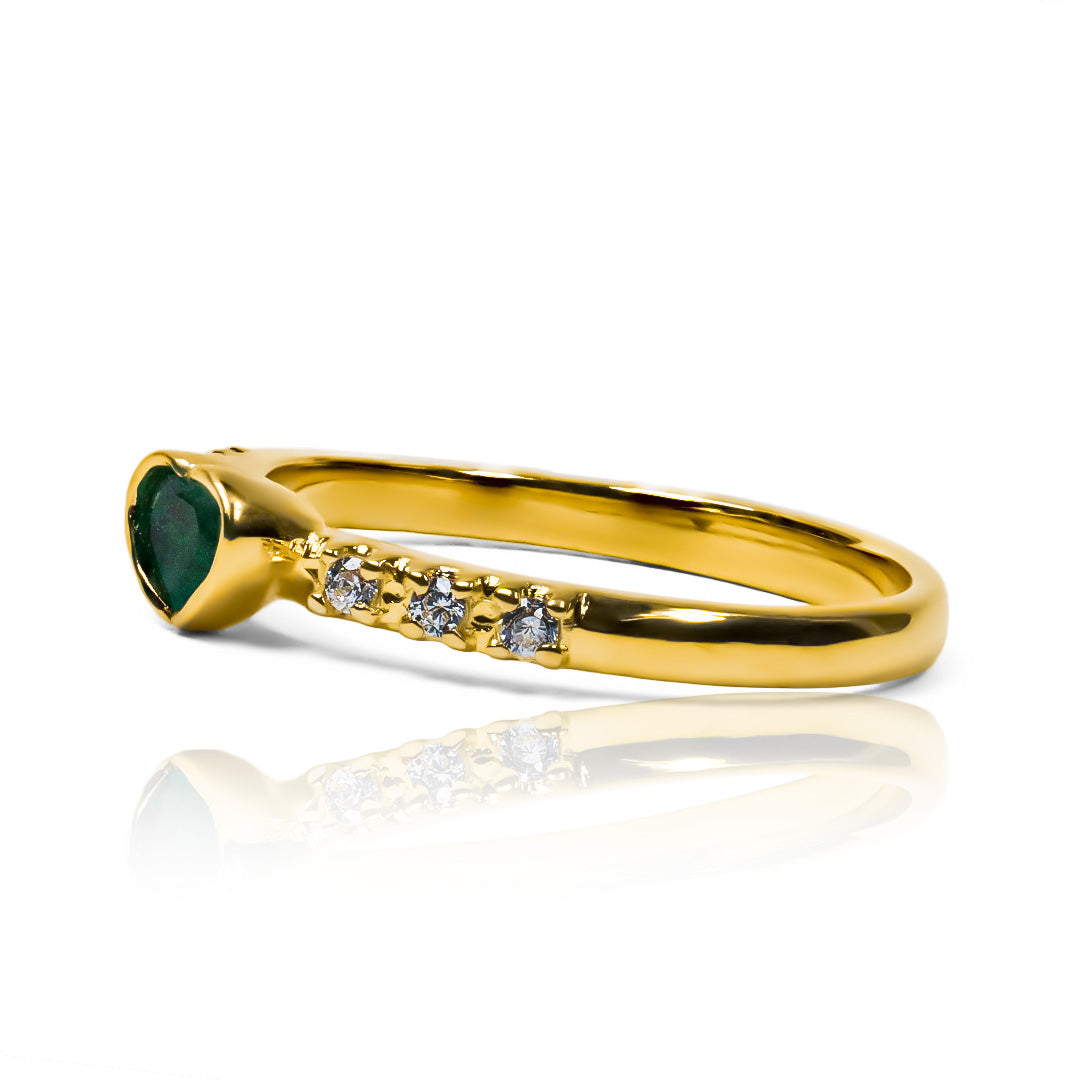Anillo de compromiso coeur esmeralda. Hecho de oro 18k con certificado de calidad y garantía de por vida, esta joya de Joyería Caracas es perfecta.