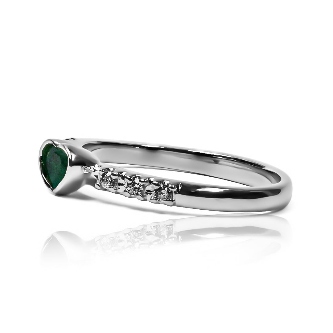 Anillo de compromiso coeur esmeralda. Hecho de oro 18k con certificado de calidad y garantía de por vida, esta joya de Joyería Caracas es perfecta.