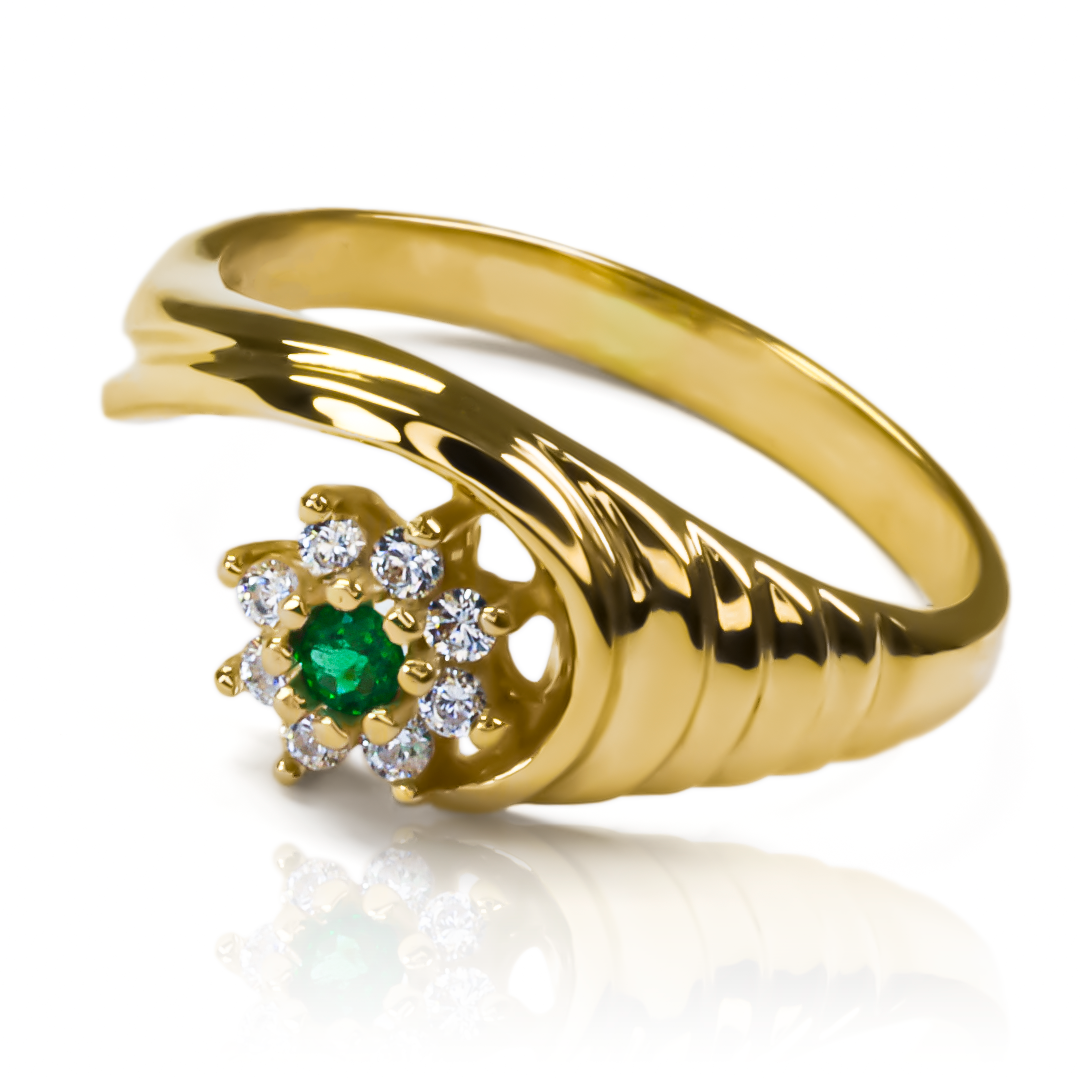 Joyería Caracas con este impresionante anillo de oro 18k. Con su diseño de concha ponqué y sus piedras preciosas de esmeralda y diamantes, garantía para toda la vida asegura su calidad y durabilidad.