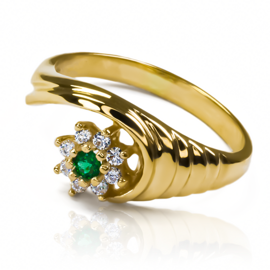 Joyería Caracas con este impresionante anillo de oro 18k. Con su diseño de concha ponqué y sus piedras preciosas de esmeralda y diamantes, garantía para toda la vida asegura su calidad y durabilidad.