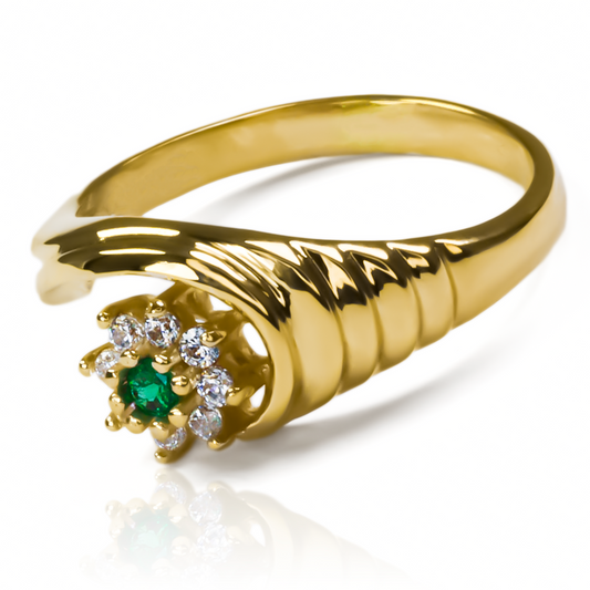 Joyería Caracas con este impresionante anillo de oro 18k. Con su diseño de concha ponqué y sus piedras preciosas de esmeralda y diamantes, garantía para toda la vida asegura su calidad y durabilidad.
