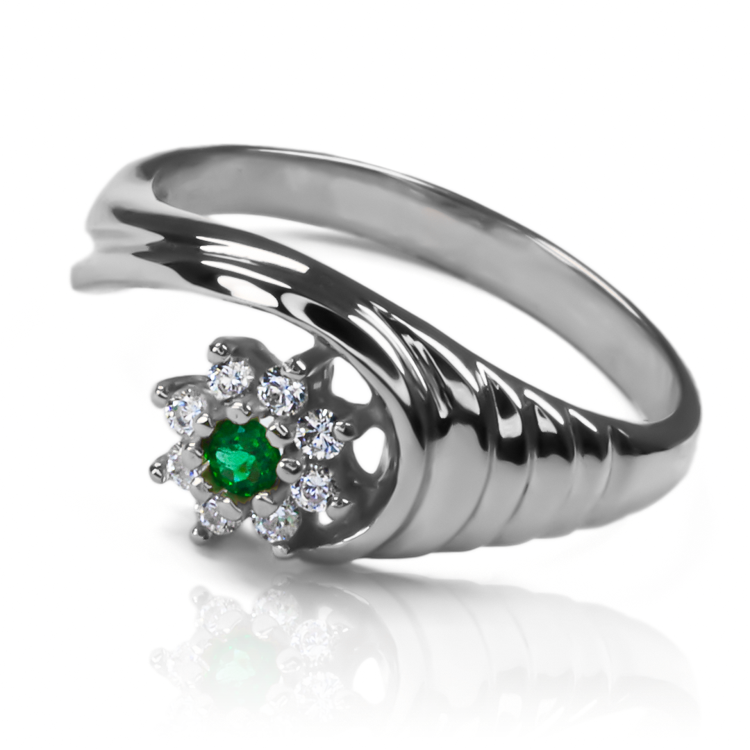 Joyería Caracas con este impresionante anillo de oro 18k. Con su diseño de concha ponqué y sus piedras preciosas de esmeralda y diamantes, garantía para toda la vida asegura su calidad y durabilidad.