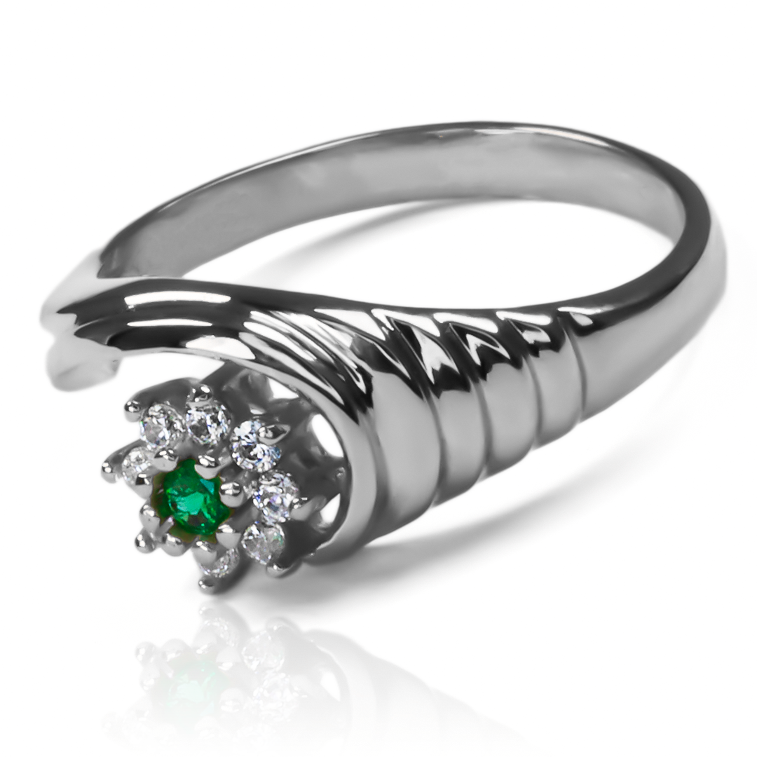 Joyería Caracas con este impresionante anillo de oro 18k. Con su diseño de concha ponqué y sus piedras preciosas de esmeralda y diamantes, garantía para toda la vida asegura su calidad y durabilidad.