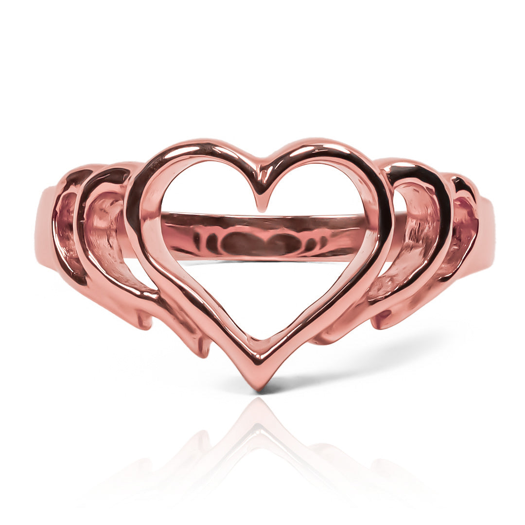Anillo Corazón Calado, diseñado en Joyería Caracas con oro 18k, simboliza el amor eterno. Deja que su elegante diseño en forma de corazón calado sea el reflejo de tu amor y lleva contigo nuestra garantía de por vida.