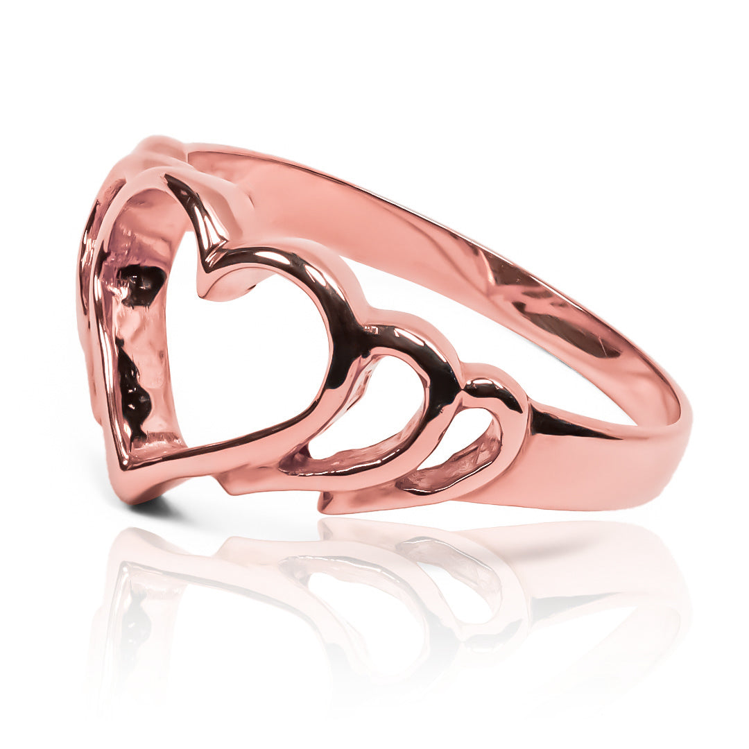 Anillo Corazón Calado, diseñado en Joyería Caracas con oro 18k, simboliza el amor eterno. Deja que su elegante diseño en forma de corazón calado sea el reflejo de tu amor y lleva contigo nuestra garantía de por vida.