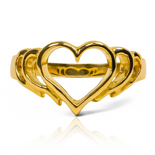 Anillo Corazón Calado, diseñado en Joyería Caracas con oro 18k, simboliza el amor eterno. Deja que su elegante diseño en forma de corazón calado sea el reflejo de tu amor y lleva contigo nuestra garantía de por vida.