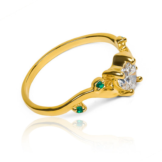 Anillo de compromiso corazón espinado- Diamante y Esmeraldas de Joyería Caracas y la belleza del oro 18k, cuenta con garantía de por vida. 