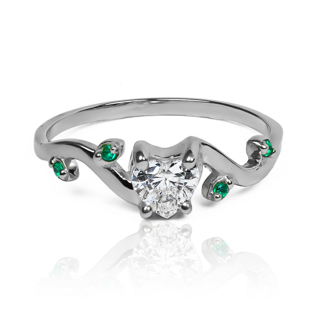Anillo de compromiso corazón espinado- Diamante y Esmeraldas de Joyería Caracas y la belleza del oro 18k, cuenta con garantía de por vida. 
