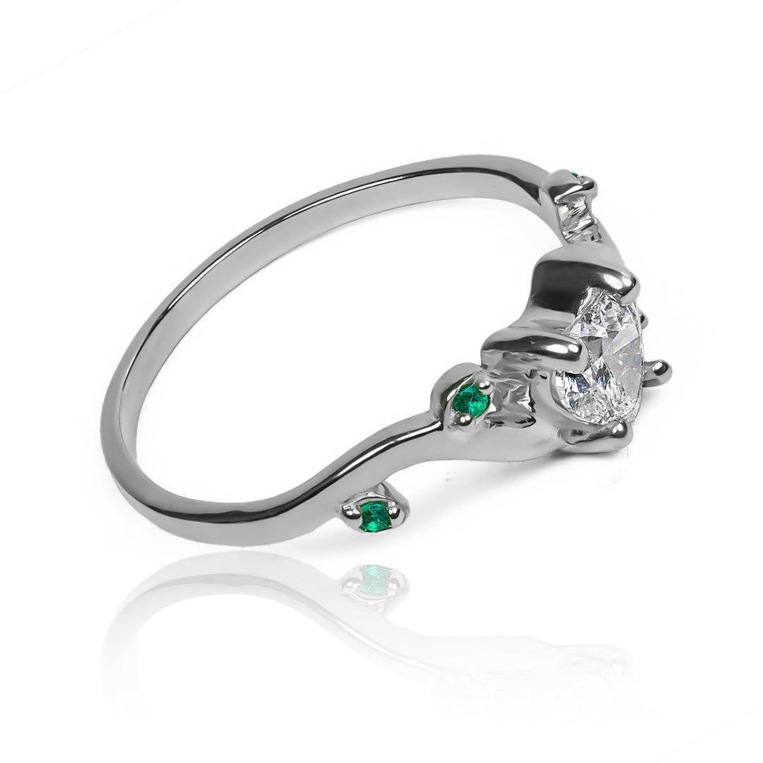 Anillo de compromiso corazón espinado- Diamante y Esmeraldas de Joyería Caracas y la belleza del oro 18k, cuenta con garantía de por vida. 