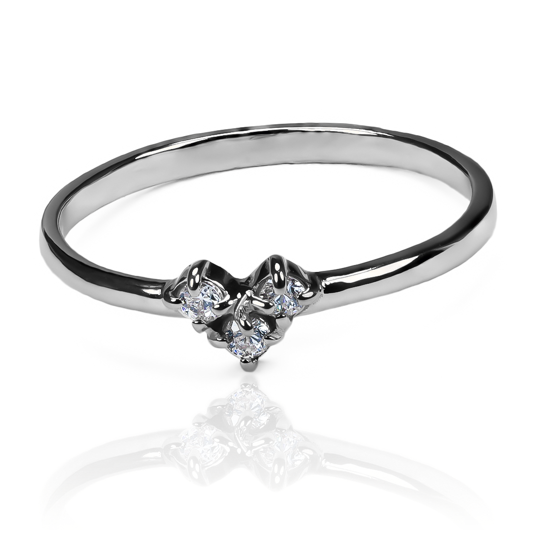 Anillo corazón de roca JC es una Joyería Caracas en oro 18k con una garantía para toda la vida. Un símbolo de amor eterno y elegancia, este anillo es una pieza única que siempre te recordará los momentos más preciosos de la vida.