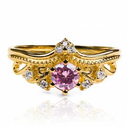 Anillo Corona Inglesa, fabricado en oro 18k por Joyería Caracas, cuenta con certificado de calidad y garantía de por vida.