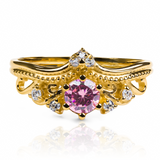 Anillo Corona Inglesa, fabricado en oro 18k por Joyería Caracas, cuenta con certificado de calidad y garantía de por vida.