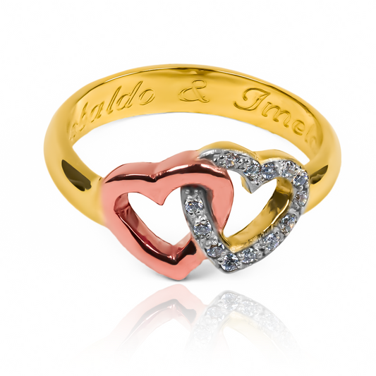 Anillo couple heart de Joyería Caracas es perfecto para simbolizar la unión de dos corazones en un amor duradero. Hecho de oro 18k, durará toda la vida gracias a nuestra garantía exclusiva.