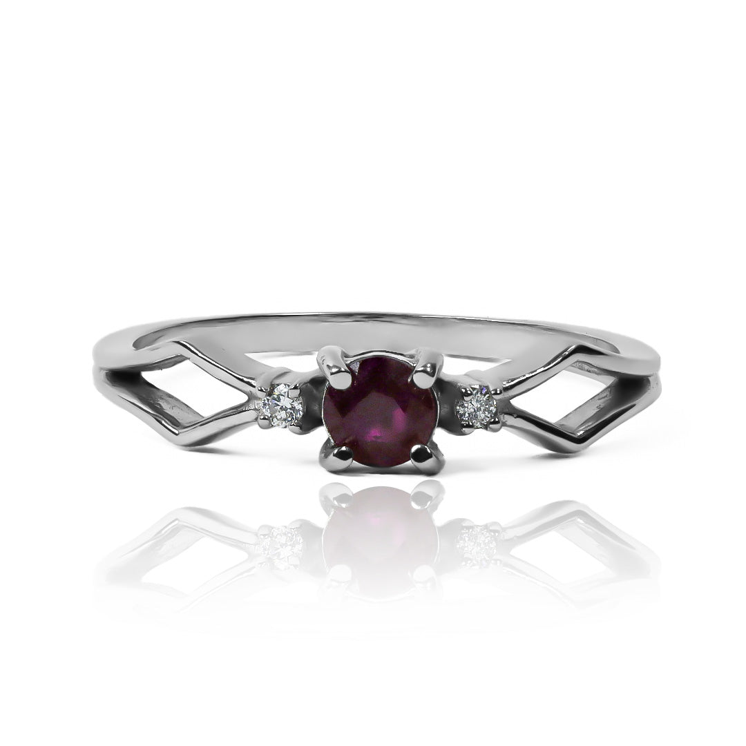 Anillo de compromiso cricket rubí de Joyería Caracas, este hermoso anillo está hecho con oro de 18k, garantizando así su alta calidad y durabilidad.