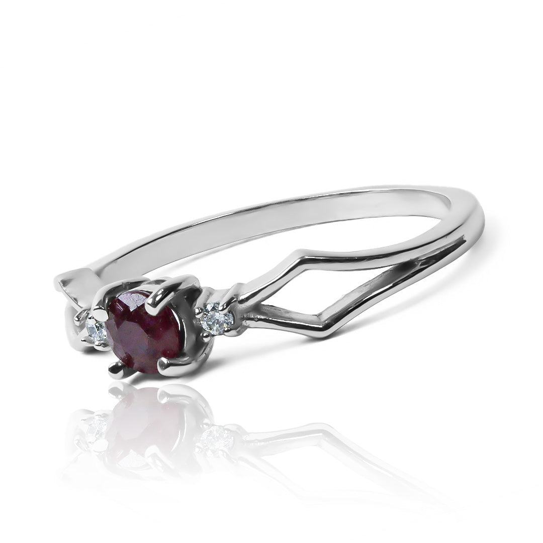 Anillo de compromiso cricket rubí de Joyería Caracas, este hermoso anillo está hecho con oro de 18k, garantizando así su alta calidad y durabilidad.