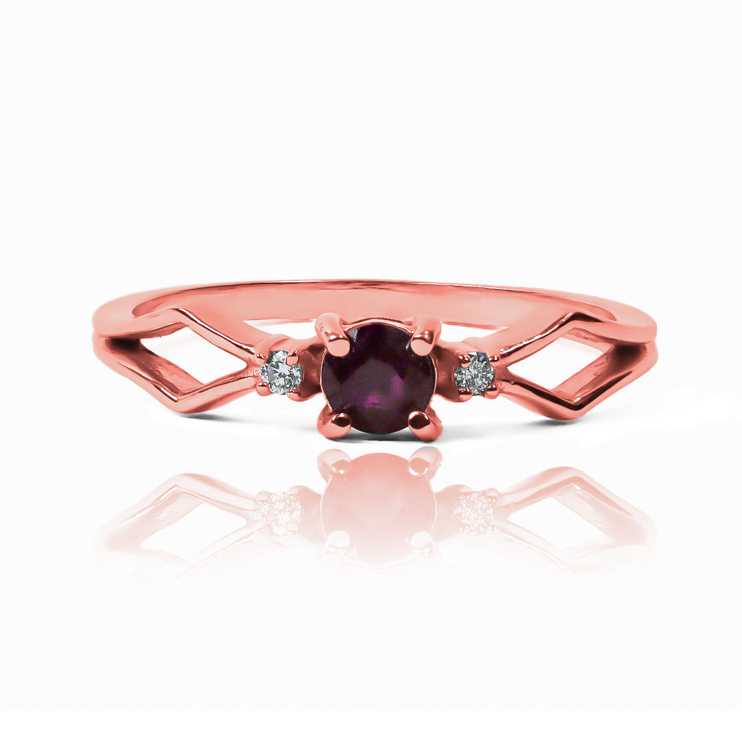 Anillo de compromiso cricket rubí de Joyería Caracas, este hermoso anillo está hecho con oro de 18k, garantizando así su alta calidad y durabilidad.