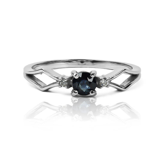 Anillo de compromiso cricket zafiro de Joyería Caracas, este deslumbrante anillo está elaborado en oro de 18 quilates, cuenta con garantía de por vida. 