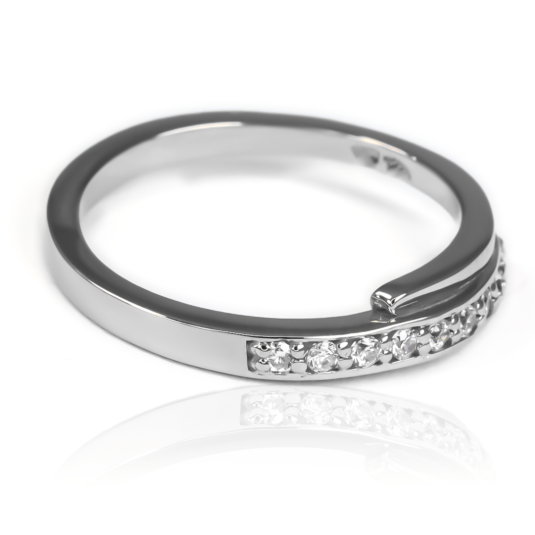 Anillo Cristal Snake de Joyería Caracas. Hecho en oro 18k, su diseño de serpiente y cristal evoca la belleza y el misterio. Con garantía de por vida.