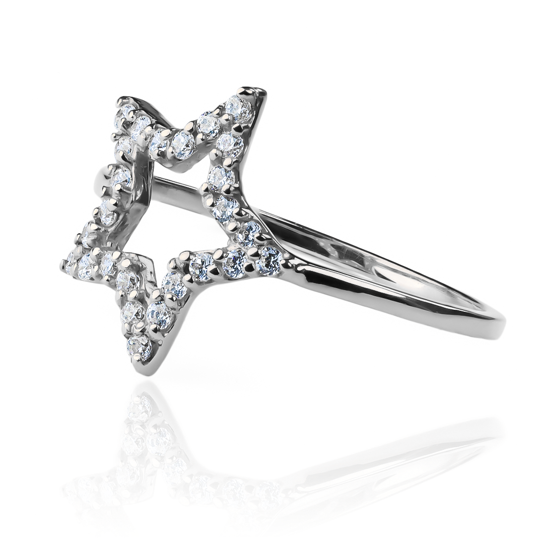 Anillo Cristal Star Ring, fabricado en oro 18k por Joyería Caracas, cuenta con certificado de calidad y garantía de por vida.